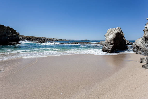 olas en una playa tranquila. - isolde fotografías e imágenes de stock