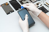mann-repariert-modernes-smartphone-im-service-center.jpg?b=1&s=170x170&k=20&c=MdTXQp5svqAb92aukHbiOSVil2e5c9lHoyGZt494GDI=