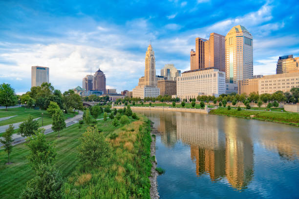 paisaje urbano de columbus y scioto river, ohio - columbus park fotografías e imágenes de stock