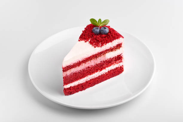 赤いケーキは、白い背景で分離しました。ブルーベリーとミントの赤いケーキのスライス。孤立したクリスマスパイ - tart cake pie isolated ストックフォトと画像