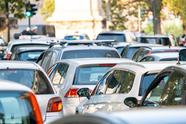 ingorgo in una strada della città, roma - traffic jam traffic car city foto e immagini stock