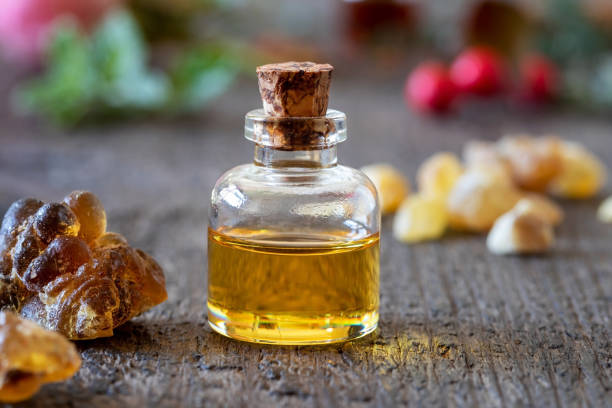 um frasco do óleo essencial do frankincense com resina do incenso - aromatherapy oil massage oil alternative therapy massaging - fotografias e filmes do acervo