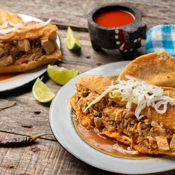 мексиканский утопленный сэндвич также называют «утопающим тортом» с красной ивой на деревянном фоне - pepper spice dried plant image стоковые фото и изображения
