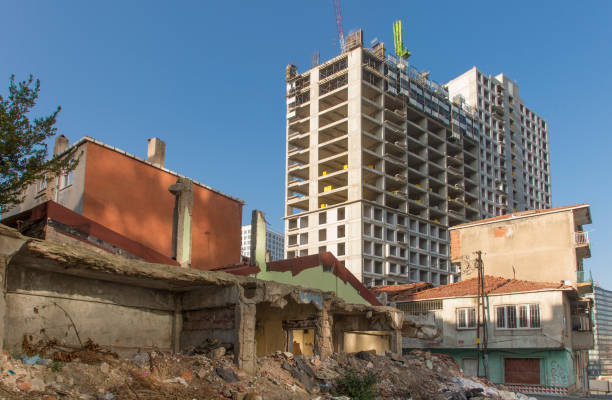 stadtumbau und neue wohngebäude. slum-häuser vor modernen gebäuden im stadtteil fikirtepe. immobilien, stadtleben, baubranchenkonzepte. horizontale nahaufnahme. - kadikoy district stock-fotos und bilder