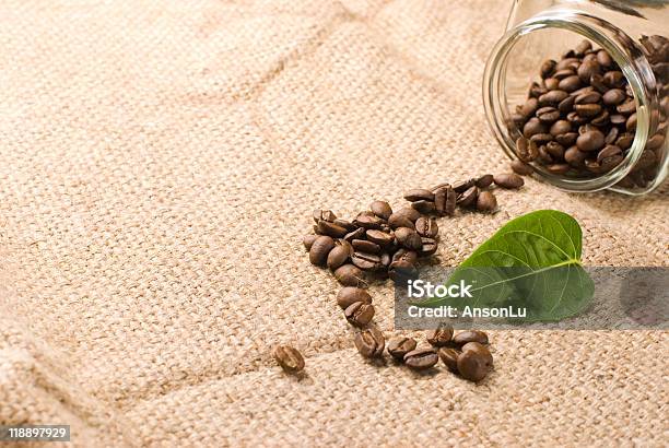 Grãos De Café Com Folha Verde Em Brown Aniagem De Cânhamo - Fotografias de stock e mais imagens de Aniagem de Cânhamo