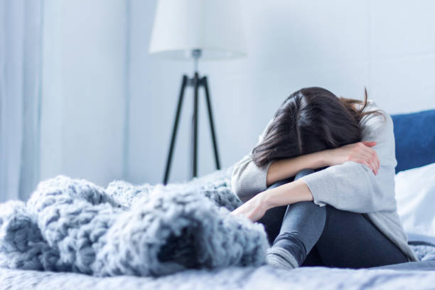 mujer enferma con depresión. concepto de atención médica - pain pressure fotografías e imágenes de stock