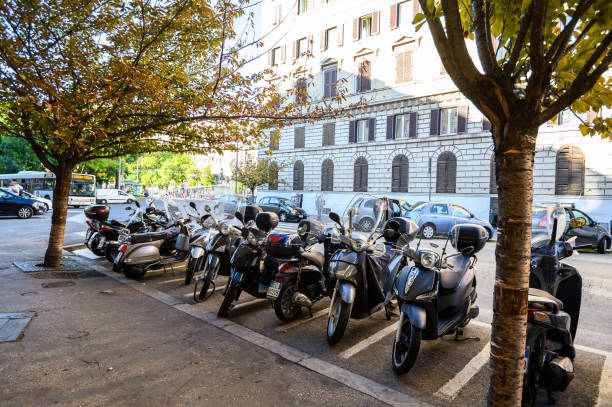 scooter retro aparcado en las estrechas calles de roma. 30.10.2019 italia, roma. - rome cafe art italy fotografías e imágenes de stock