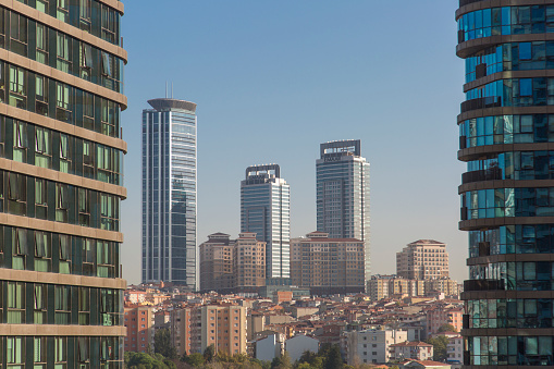 Vista de Estambul Asian Side edificios nuevos y antiguos. Cielo azul en el fondo. Nuevas casas y oficinas, edificios, conceptos inmobiliarios. Disparo de primer plano horizontal. photo