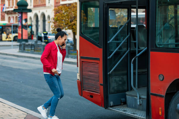 공공 트램에 들어가는 여자 - driver bus public transportation reflection 뉴스 사진 이미지