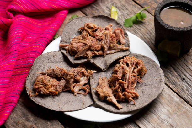 tacos d'agneau cuits lentement mexicains également appelés barbacoa sur le fond en bois - hidalgo photos et images de collection