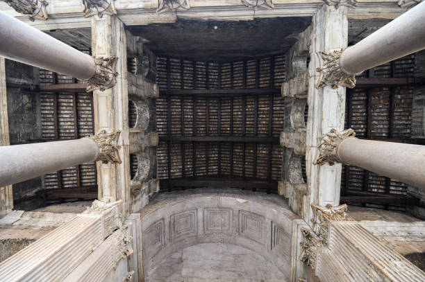 obra-prima arquitectónica antiga de panteão em roma, italy. panorama do interior interno. 28.10.2019 cúpula. roma, itália - ancient rome pantheon rome church dome - fotografias e filmes do acervo