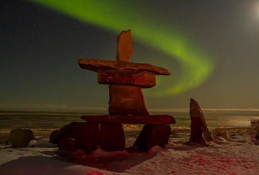 Auroras boreales e inukshuk photo