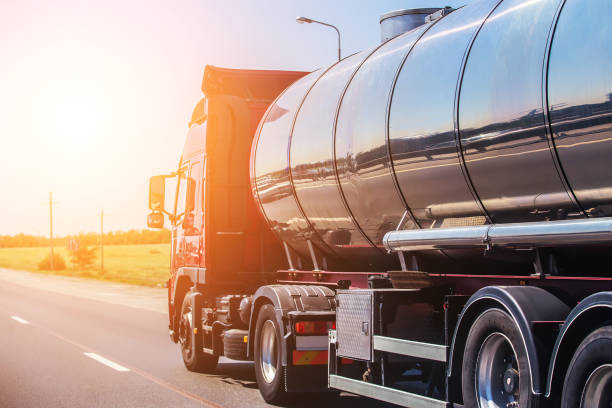 gran tanque de gas va en carretera - tanque de la gasolina fotografías e imágenes de stock