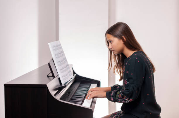 피아노를 연주하는 소녀, 그녀는 매우 조심, - piano practice 뉴스 사진 이미지