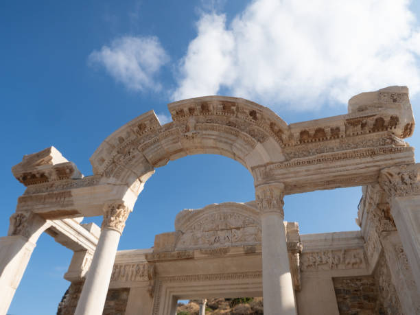 арка и фриз храма адриана в эфезе турция - tyche стоковые фото и изображения
