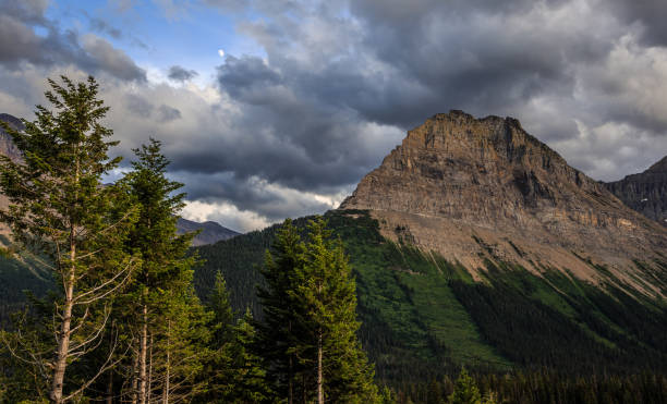 istock Going-to-the-Sun Road Sunset Scenery in Glacier National Park 1189006206
