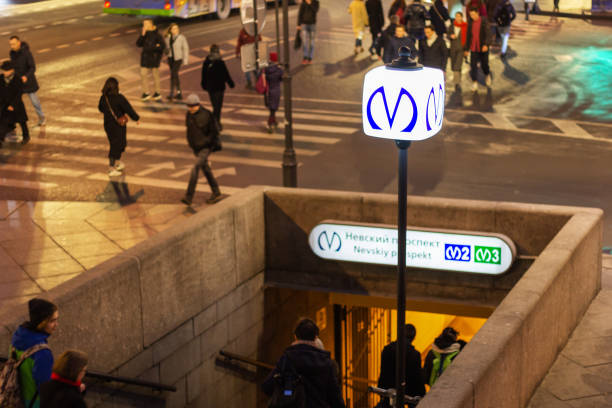 l'entrée du métro de saint-pétersbourg. signe de nevsky avenue.metro - nevsky prospekt photos et images de collection