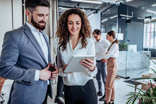 gente de negocios divirtiéndose y charlando en la oficina del lugar de trabajo - human relationship fotografías e imágenes de stock