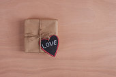 ein-papier-verpackt-geschenk-mit-holz-herz-sperrholz.jpg?b=1&s=170x170&k=20&c=d0DwW2090BE2aGmoq55D-gkaUeFW0kpDzUHCyufOPqw=