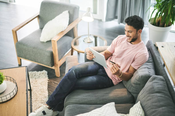 istock Bringing the stores straight to his sofa 1189014551