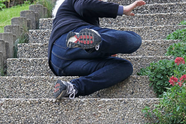 un'anziana è scivolata su una scala ed è caduta - falling people tripping senior adult foto e immagini stock