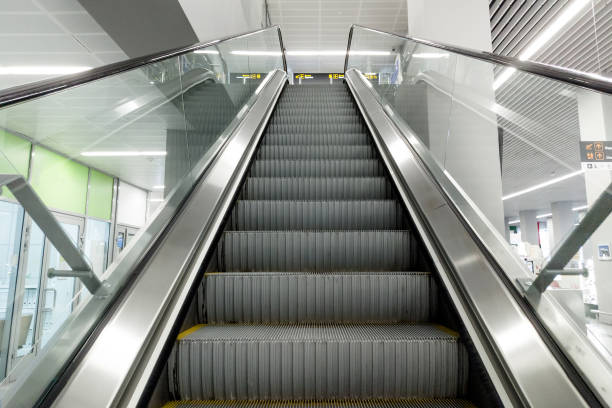 사람이 없는 현대식 에스컬레이터 - escalator 뉴스 사진 이미지