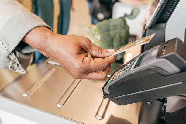 istock TOuchless payment with credit card in the store 1189017801