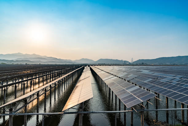 escena de generación de energía fotovoltaica al aire libre - environmental conservation built structure solar power station building exterior fotografías e imágenes de stock