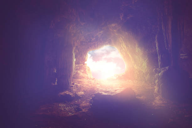 luz brillante brillan a la entrada de la cueva oscura, concepto de la biblia sagrada. - tomb fotografías e imágenes de stock