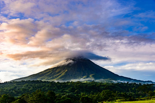 vulcano arenal, costa rica - tropical rainforest rainforest costa rica tree area foto e immagini stock