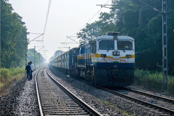 tren de pasajeros india - railroad track train journey rural scene fotografías e imágenes de stock