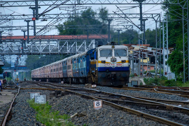 tren de pasajeros india - railroad track train journey rural scene fotografías e imágenes de stock