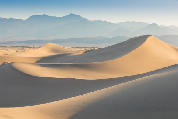 frühmorgendliches sonnenlicht über sanddünen und berge in mesquite flacher dünen, death valley national park, california usa stovepipe wells sanddünen, sehr schöne strukturen im sand schöne hintergrund - stovepipe hat stock-fotos und bilder