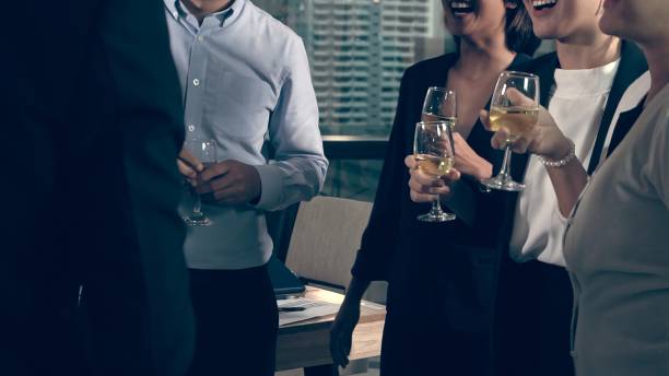 les gens d'affaires réussis boivent le vin et le champagne dans le festin de dîner de salle de bal. - wine dinner party drinking toast photos et images de collection