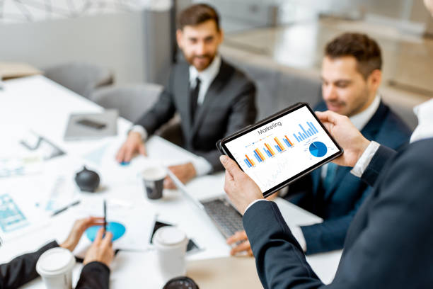 istock Financial conference, holding a tablet 1189067553