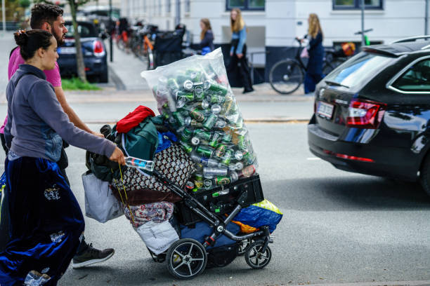 カップルは、コフェナゲン市内中心部の周りのリサイクルのための缶を収集しています - metal recycling center ストックフォトと画像