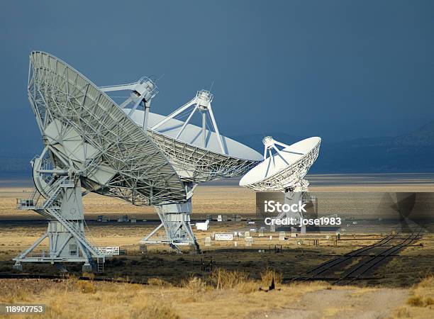 Foto de Imagem De Rádio Telescópios e mais fotos de stock de Alienígena - Alienígena, Analisar, Antena - Equipamento de telecomunicações