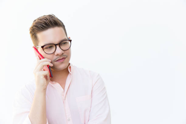 indivíduo sério nos eyeglasses que discutem problemas na pilha - shirt problems red pink - fotografias e filmes do acervo