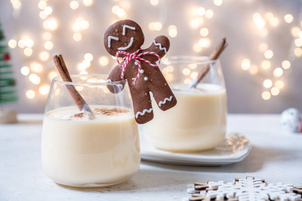 Bebida tradicional de Navidad ponche de huevo con canela - foto de stock