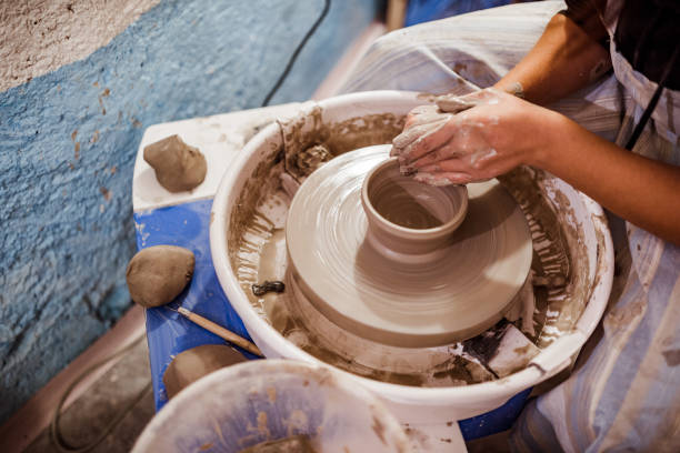 potter au travail - throwing wheel photos et images de collection