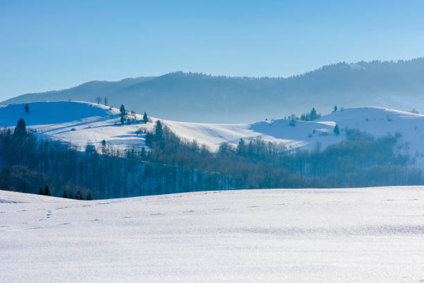 górzysty krajobraz w zimie - winter lake snow fog zdjęcia i obrazy z banku zdjęć