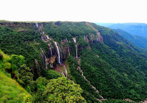 nohsngithiang falls (also known as the seven sisters waterfalls or mawsmai falls) is a seven-segmented waterfall located in east khasi hills district in meghalaya, india. - storm summer forest cloudscape imagens e fotografias de stock