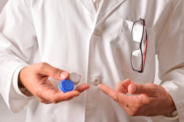 istock Optician showing a contact lens case 1189086318