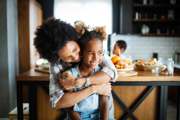 mãe e filhos felizes na cozinha. alimentos saudáveis, família, conceito de cozimento - healthy lifestyle - fotografias e filmes do acervo