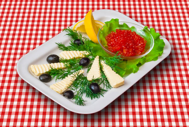 roter kaviar mit fetta-käse, zitrone, schwarzen oliven und gemüse - fetta cheese fotos stock-fotos und bilder