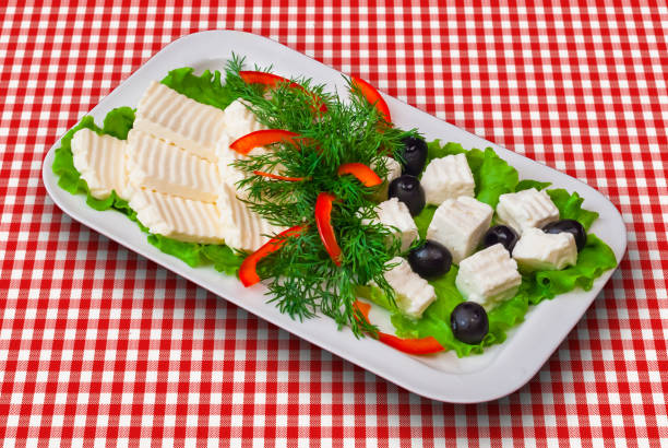 fetta-käse mit tomaten, schwarzen oliven und gemüse - fetta cheese fotos stock-fotos und bilder