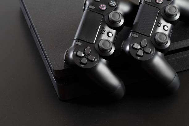 russland, 24. oktober 2019: der neue sony dualshock 4 mit playstation 4. sony playstation 4 spielkonsole der achten generation. - video game gamepad black isolated on white stock-fotos und bilder