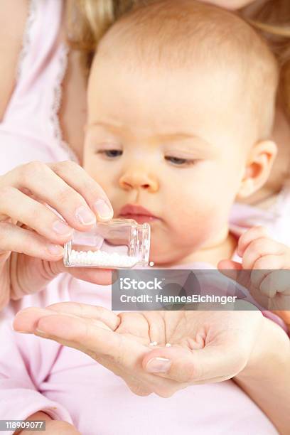 Homöopathische Medikamente Für Babys Stockfoto und mehr Bilder von Homöopathie - Homöopathie, Baby, Kind