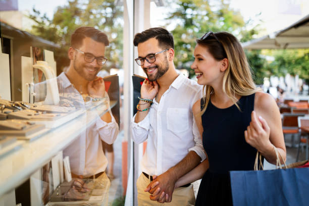 pareja comprando en el tiempo libre al sol con bolsa de compras - shopping window fotografías e imágenes de stock