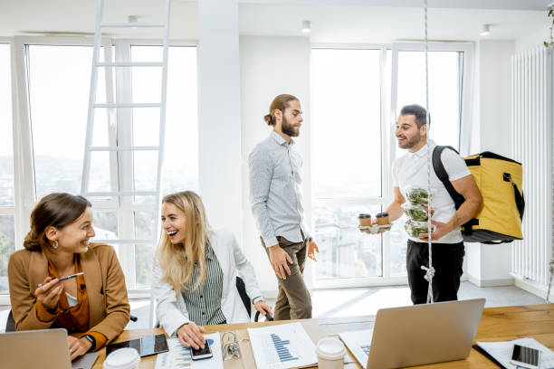 istock Delivering business lunches for the office workers 1189100189